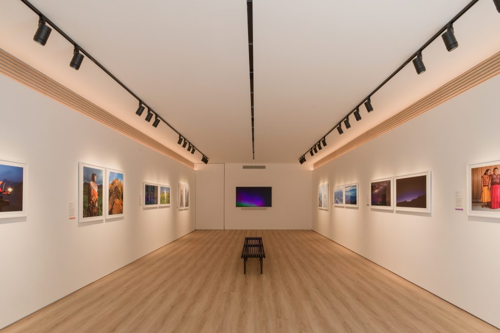 Art lighting price comparison for system components in Illinois galleries