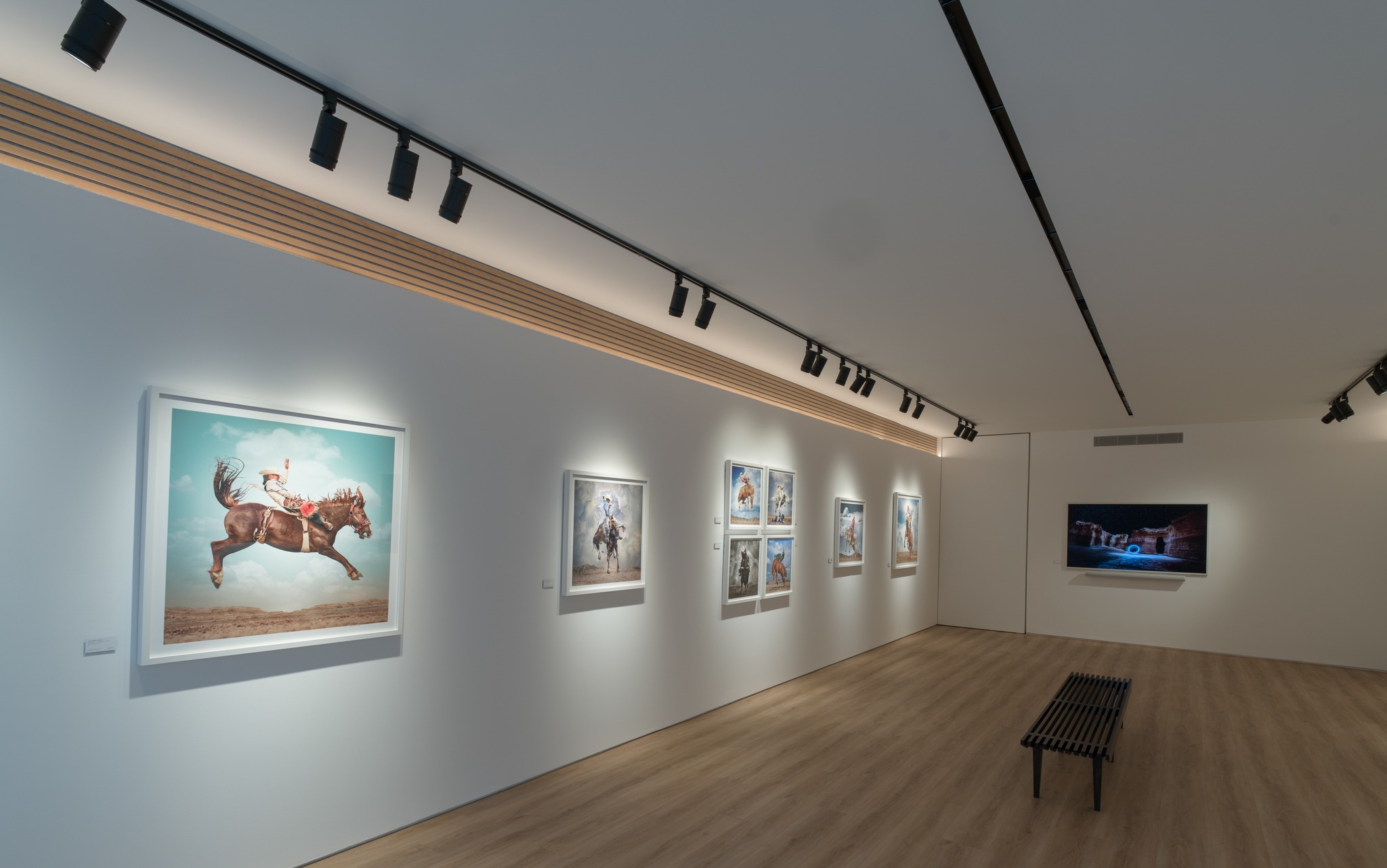 Art-focused lighting separating artwork from architectural surfaces