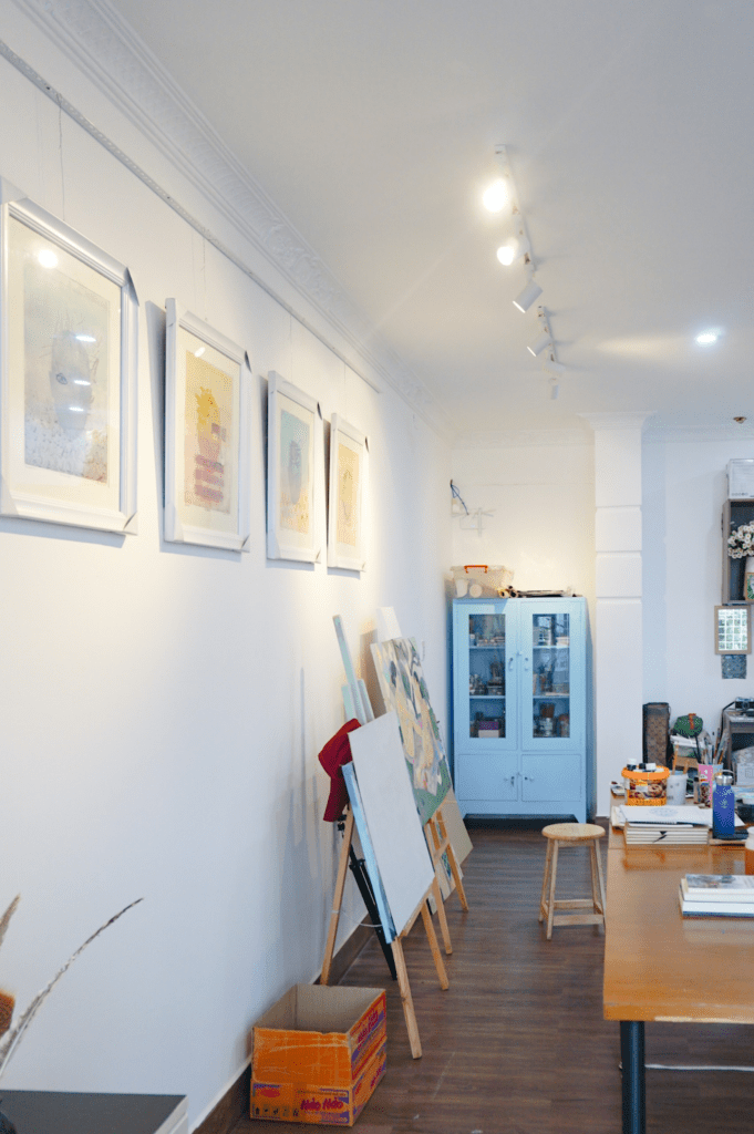 Buy adjustable ceiling spotlight for art gallery lighting in Florida, Miami